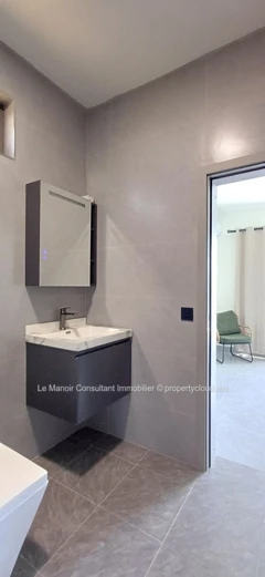 Duplex neuf et moderne de 3 chambres 3 salles de bains avec une magnifique vue mer et montagne
