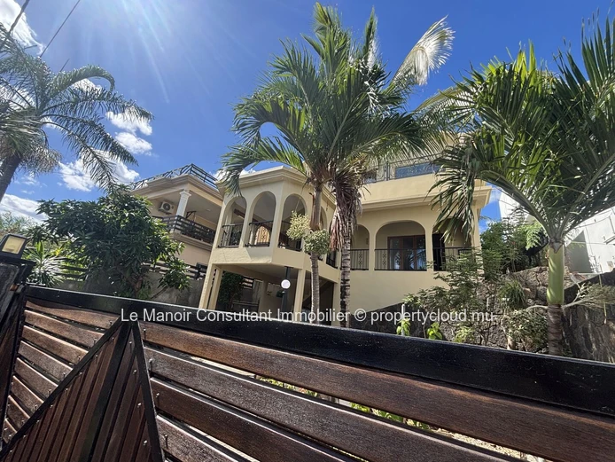 Villa spacieuse de 360 m² avec 4 chambres à vendre à Albion