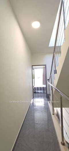 Duplex neuf et moderne de 3 chambres 3 salles de bains avec une magnifique vue mer et montagne