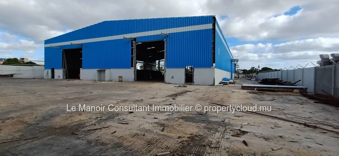 Brand new warehouse of 450 m2 with a ceiling height of 9m located in the industrial zone at Tour Koenig, close to maj...