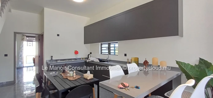Duplex neuf et moderne de 3 chambres 3 salles de bains avec une magnifique vue mer et montagne