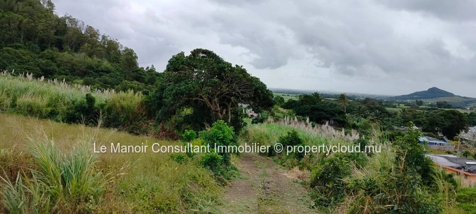 Terrain résidentiel à vendre à Crève Coeur, 1.108m², vue montagne, proche écoles, arrêt de bus, hôpital. Prix attractif.