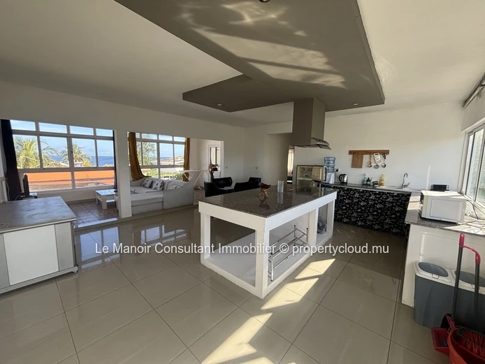 Appartement à vendre à Albion, 100m², vue mer, parking, meublé, cuisine équipée. Proche écoles, arrêt bus et commerce...