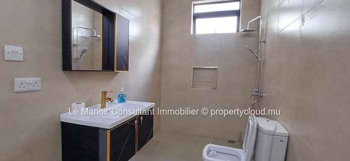 Ground floor apartment 2 bedrooms with private garden and entrance