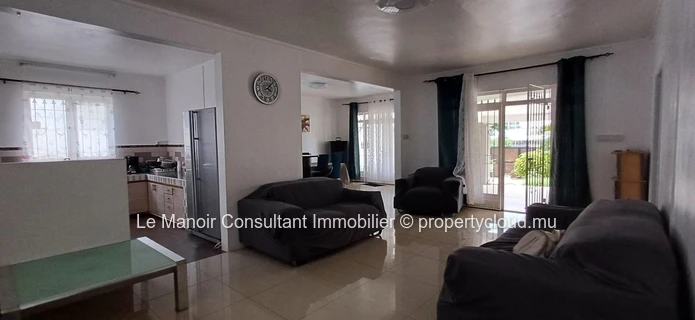 Villa a vendre avec piscine privée non loin de London supermarché, approximité de toutes les commodités.