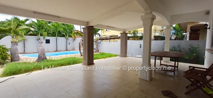 Villa a vendre avec piscine privée non loin de London supermarché, approximité de toutes les commodités.