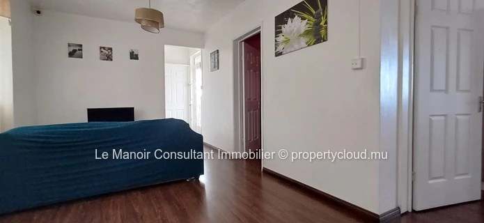 Villa a vendre avec piscine privée non loin de London supermarché, approximité de toutes les commodités.