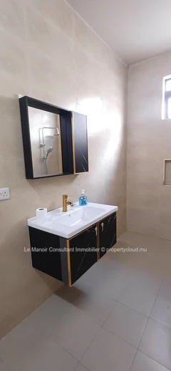 Ground floor apartment 2 bedrooms with private garden and entrance