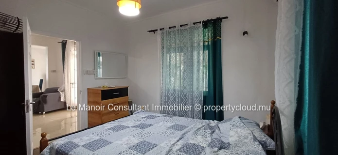 Villa a vendre avec piscine privée non loin de London supermarché, approximité de toutes les commodités.