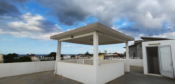Villa a vendre avec piscine privée non loin de London supermarché, approximité de toutes les commodités.