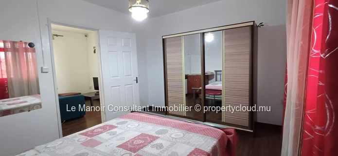 Villa a vendre avec piscine privée non loin de London supermarché, approximité de toutes les commodités.