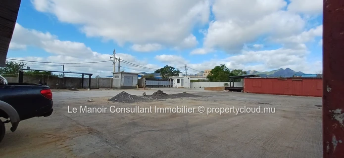 Brand new warehouse of 450 m2 with a ceiling height of 9m located in the industrial zone at Tour Koenig, close to maj...