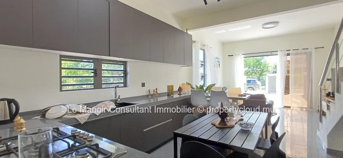 Duplex neuf et moderne de 3 chambres 3 salles de bains avec une magnifique vue mer et montagne