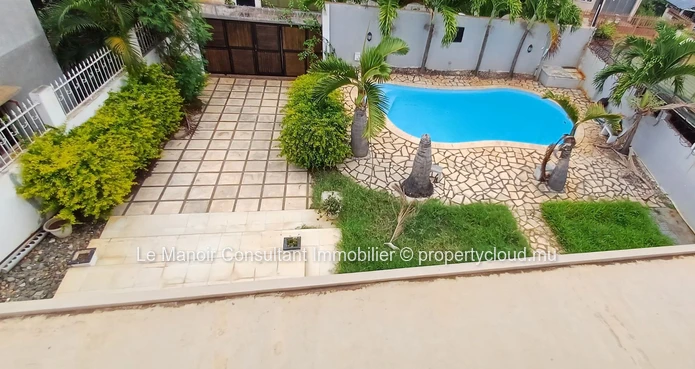 Villa a vendre avec piscine privée non loin de London supermarché, approximité de toutes les commodités.