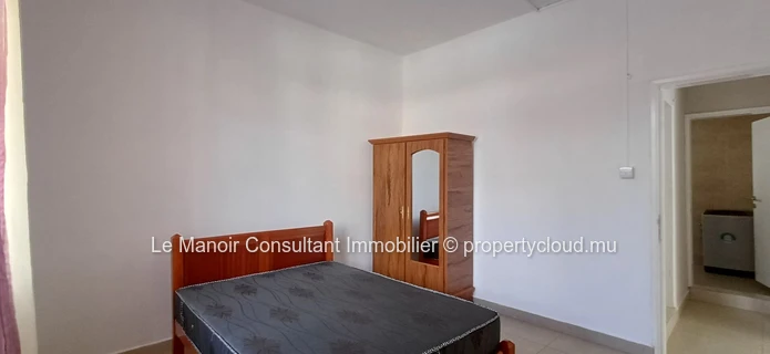 Ground floor apartment 2 bedrooms with private garden and entrance