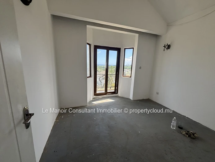 Villa spacieuse de 360 m² avec 4 chambres à vendre à Albion