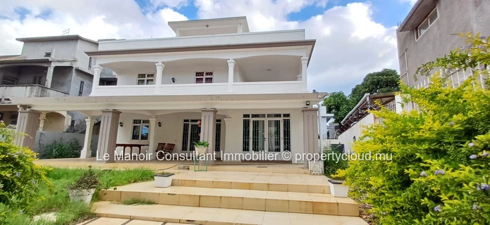 Villa a vendre avec piscine privée non loin de London supermarché, approximité de toutes les commodités.
