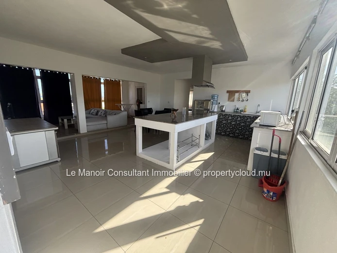 Appartement à vendre à Albion, 100m², vue mer, parking, meublé, cuisine équipée. Proche écoles, arrêt bus et commerce...