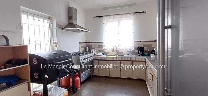 Villa a vendre avec piscine privée non loin de London supermarché, approximité de toutes les commodités.