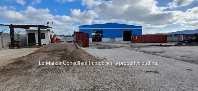 Brand new warehouse of 450 m2 with a ceiling height of 9m located in the industrial zone at Tour Koenig, close to maj...