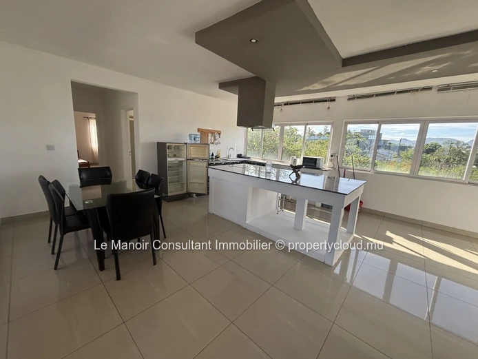 Appartement à vendre à Albion, 100m², vue mer, parking, meublé, cuisine équipée. Proche écoles, arrêt bus et commerce...