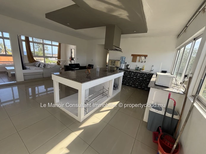 Appartement à vendre à Albion, 100m², vue mer, parking, meublé, cuisine équipée. Proche écoles, arrêt bus et commerce...