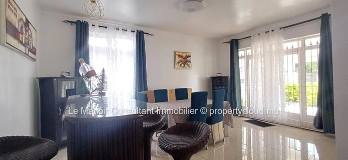 Villa a vendre avec piscine privée non loin de London supermarché, approximité de toutes les commodités.