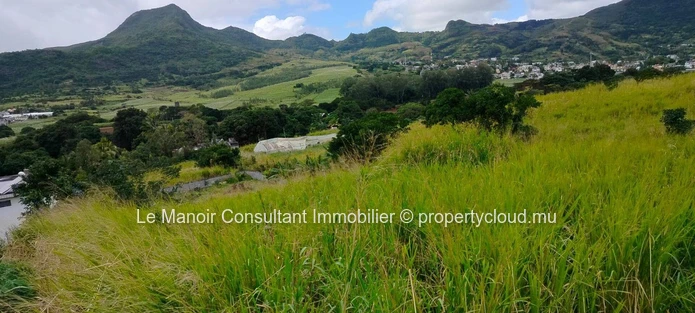 Terrain résidentiel à vendre à Crève Coeur, 1.108m², vue montagne, proche écoles, arrêt de bus, hôpital. Prix attractif.