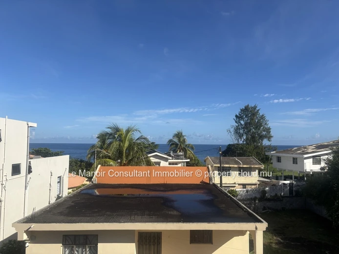 Appartement à vendre à Albion, 100m², vue mer, parking, meublé, cuisine équipée. Proche écoles, arrêt bus et commerce...