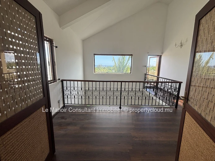 Villa spacieuse de 360 m² avec 4 chambres à vendre à Albion