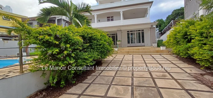 Villa a vendre avec piscine privée non loin de London supermarché, approximité de toutes les commodités.