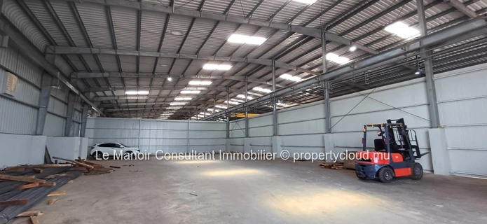 Brand new warehouse of 450 m2 with a ceiling height of 9m located in the industrial zone at Tour Koenig, close to maj...