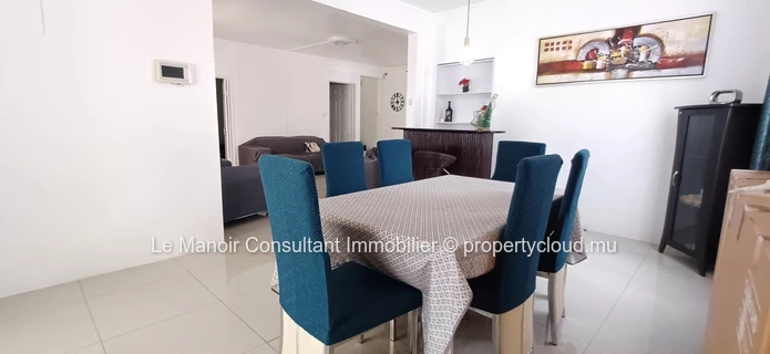 Villa a vendre avec piscine privée non loin de London supermarché, approximité de toutes les commodités.