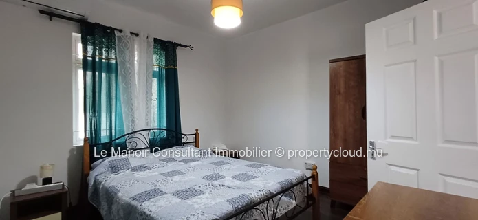 Villa a vendre avec piscine privée non loin de London supermarché, approximité de toutes les commodités.