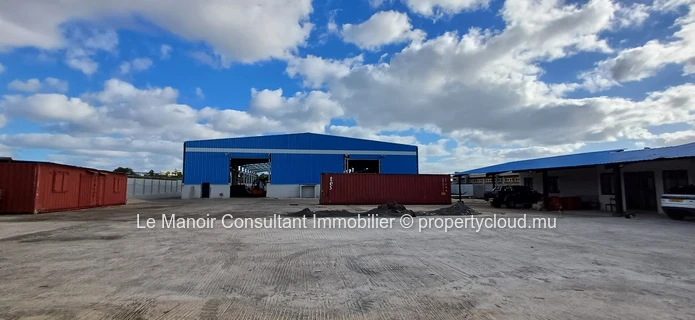 Brand new warehouse of 450 m2 with a ceiling height of 9m located in the industrial zone at Tour Koenig, close to maj...