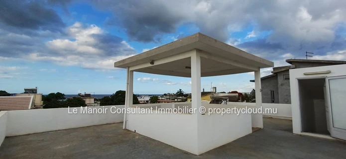 Villa a vendre avec piscine privée non loin de London supermarché, approximité de toutes les commodités.