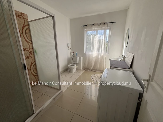 Appartement à vendre à Albion, 100m², vue mer, parking, meublé, cuisine équipée. Proche écoles, arrêt bus et commerce...