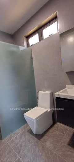 Duplex neuf et moderne de 3 chambres 3 salles de bains avec une magnifique vue mer et montagne