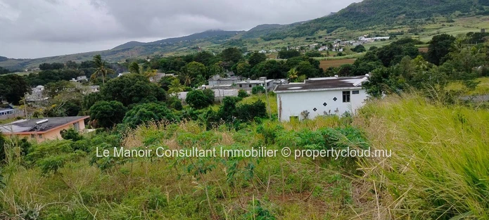 Terrain résidentiel à vendre à Crève Coeur, 1.108m², vue montagne, proche écoles, arrêt de bus, hôpital. Prix attractif.
