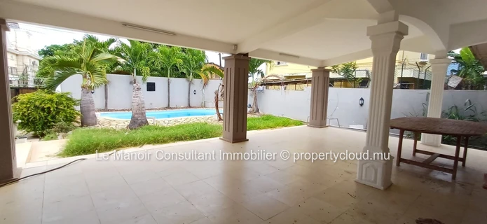Villa a vendre avec piscine privée non loin de London supermarché, approximité de toutes les commodités.