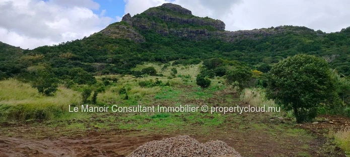 Terrain résidentiel à vendre à Crève Coeur, 1.108m², vue montagne, proche écoles, arrêt de bus, hôpital. Prix attractif.