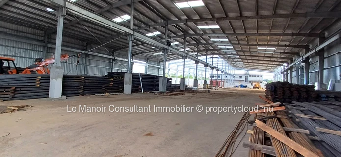 Brand new warehouse of 450 m2 with a ceiling height of 9m located in the industrial zone at Tour Koenig, close to maj...