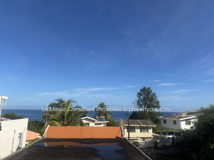 Appartement à vendre à Albion, 100m², vue mer, parking, meublé, cuisine équipée. Proche écoles, arrêt bus et commerce...