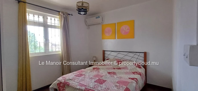 Villa a vendre avec piscine privée non loin de London supermarché, approximité de toutes les commodités.