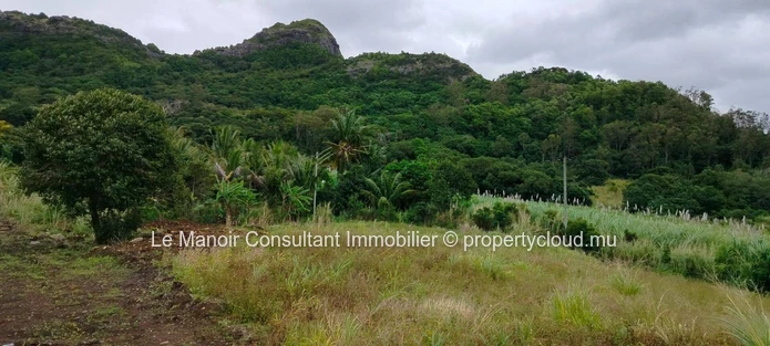Terrain résidentiel à vendre à Crève Coeur, 1.108m², vue montagne, proche écoles, arrêt de bus, hôpital. Prix attractif.