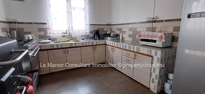 Villa a vendre avec piscine privée non loin de London supermarché, approximité de toutes les commodités.
