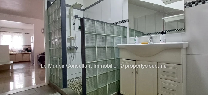 Villa a vendre avec piscine privée non loin de London supermarché, approximité de toutes les commodités.